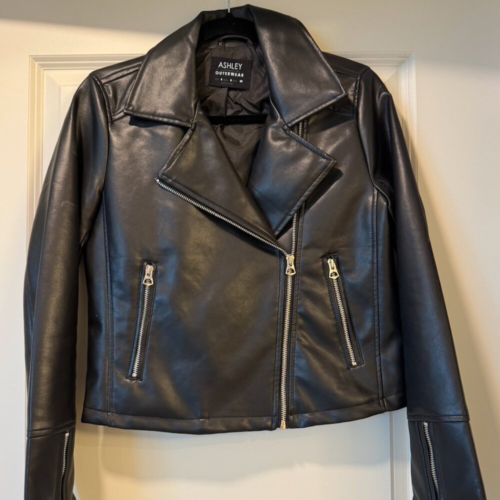Ashley Outerwear Black Cropped Faux Leather Jacket, Size Small